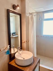 a bathroom with a white sink and a shower at Depa con alberca a 2 minutos Playa Vicente Fox 1 in Boca del Río +28 photos