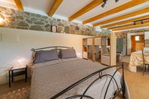 Postel nebo postele na pokoji v ubytování Sicily Stone Cottage + 37 fotografií