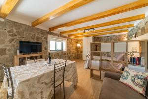 TV a/nebo společenská místnost v ubytování Sicily Stone Cottage