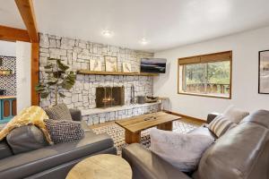 SugarloafにあるSugar Bear Pines by Big Bear Vacationsのソファと暖炉のあるリビングルーム