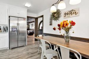 Η κουζίνα ή μικρή κουζίνα στο The Ranch House at Shay Meadows by Big Bear Vacations