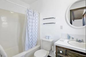 Ένα μπάνιο στο The Ranch House at Shay Meadows by Big Bear Vacations +20 φωτογραφίες