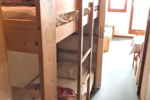 Palanda nebo palandy na pokoji v ubytování Studio familial avec balcon à Modane 18 m² vue montagne