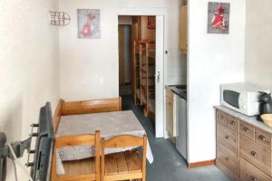 Kuchyň nebo kuchyňský kout v ubytování Studio familial avec balcon à Modane 18 m² vue montagne