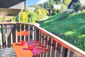 Studio chaleureux à Thollon-les-Mémises - 20 m² avec vue في تولو: سطح مع طاولة وكراسي على شرفة