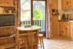 Studio chaleureux à Thollon-les-Mémises - 20 m² avec vue في تولو: مطبخ مع طاولة وكراسي ونافذة +24 صورة