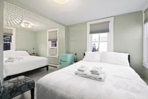 una camera da letto con 2 asciugamani bianchi su un letto di The Inn At Ocean Grove a Ocean Grove