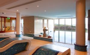 Bazén v ubytování Shandon Hotel & Spa nebo v jeho okolí