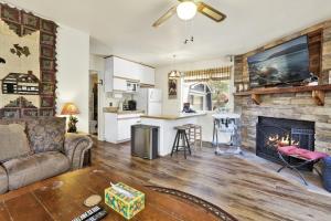 een woonkamer met een bank en een open haard bij Green Squirrel Chateau by Big Bear Vacations in Big Bear Lake