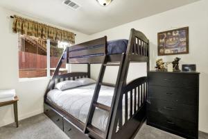 een slaapkamer met twee stapelbedden en een commode bij Green Squirrel Chateau by Big Bear Vacations in Big Bear Lake