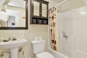 een badkamer met een wastafel, een toilet en een douche bij Green Squirrel Chateau by Big Bear Vacations in Big Bear Lake +14 foto's