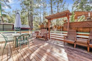 een terras met stoelen, een tafel en een parasol bij Green Squirrel Chateau by Big Bear Vacations in Big Bear Lake