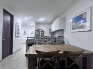 eine Küche und ein Esszimmer mit Tisch und Stühlen in der Unterkunft ML002 - 2BR - 2BTh in Mexiko-Stadt