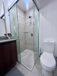 ein Badezimmer mit Glasdusche und WC in der Unterkunft ML002 - 2BR - 2BTh in Mexiko-Stadt