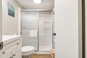 Bagno di The Breakers #220 Beach Condo, Beautiful Ocean View at Coligny Beach, 4 N Forest Beach Drive Hilton Head, Walk to all Shops Restaurants, Renovated Jan 2024, Vacation Rental HHI LLC