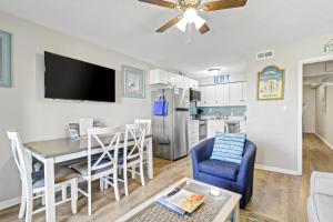 Cucina o angolo cottura di The Breakers #220 Beach Condo, Beautiful Ocean View at Coligny Beach, 4 N Forest Beach Drive Hilton Head, Walk to all Shops Restaurants, Renovated Jan 2024, Vacation Rental HHI LLC