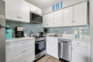 Cucina o angolo cottura di The Breakers #220 Beach Condo, Beautiful Ocean View at Coligny Beach, 4 N Forest Beach Drive Hilton Head, Walk to all Shops Restaurants, Renovated Jan 2024, Vacation Rental HHI LLC