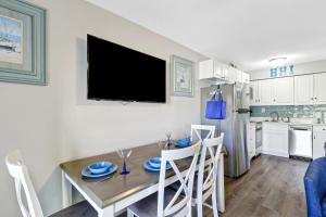 Cucina o angolo cottura di The Breakers #220 Beach Condo, Beautiful Ocean View at Coligny Beach, 4 N Forest Beach Drive Hilton Head, Walk to all Shops Restaurants, Renovated Jan 2024, Vacation Rental HHI LLC