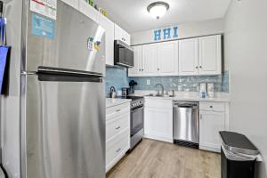 Cucina o angolo cottura di The Breakers #220 Beach Condo, Beautiful Ocean View at Coligny Beach, 4 N Forest Beach Drive Hilton Head, Walk to all Shops Restaurants, Renovated Jan 2024, Vacation Rental HHI LLC