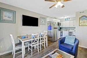 TV o dispositivi per l'intrattenimento presso The Breakers #220 Beach Condo, Beautiful Ocean View at Coligny Beach, 4 N Forest Beach Drive Hilton Head, Walk to all Shops Restaurants, Renovated Jan 2024, Vacation Rental HHI LLC