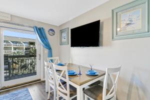 TV o dispositivi per l'intrattenimento presso The Breakers #220 Beach Condo, Beautiful Ocean View at Coligny Beach, 4 N Forest Beach Drive Hilton Head, Walk to all Shops Restaurants, Renovated Jan 2024, Vacation Rental HHI LLC