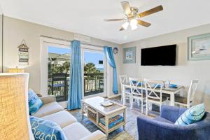 TV o dispositivi per l'intrattenimento presso The Breakers #220 Beach Condo, Beautiful Ocean View at Coligny Beach, 4 N Forest Beach Drive Hilton Head, Walk to all Shops Restaurants, Renovated Jan 2024, Vacation Rental HHI LLC