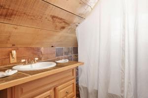 Koupelna v ubytování Cute and Cozy Cottage- Big Bear Retreat in the Pines + 17 fotografií