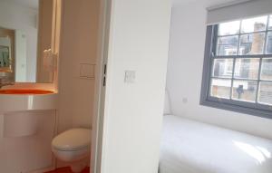 Gallery image of easyHotel Victoria in London