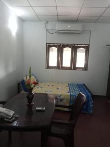 Rúm í herbergi á EECS Transit and Budget Homestay