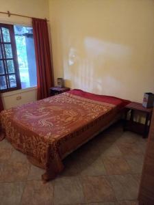Una cama sentada en una habitación con ventana. en Puerto Principe, en Pinamar 2 fotos más