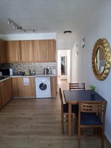 eine Küche und ein Esszimmer mit Tisch und Stühlen in der Unterkunft Apartment with sea view! in Klorakas