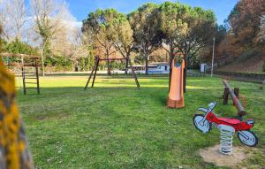 Ο χώρος παιχνιδιού για παιδιά στο Lovely Home In Vidreres With Kitchen +29 φωτογραφίες