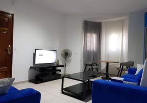 Una televisión o centro de entretenimiento en RESIDENCE ADSL Apparts Dakar