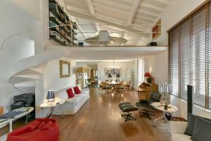 un soggiorno con divano bianco e scala di An amazing apartment in Oltrarno a Firenze