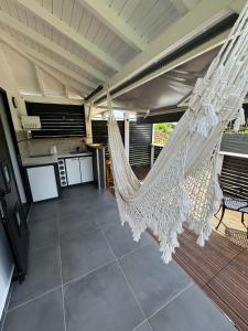 卡佩斯特Gab house的厨房天花板上悬挂的吊床