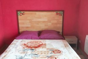 Saint-RémyにあるMaison chaleureuse à Saint-Remy avec jardin enchanteurのピンクの壁のドミトリールーム(ベッド1台)