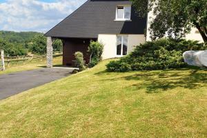 Saint-RémyにあるMaison chaleureuse à Saint-Remy avec jardin enchanteurの草の丘のある家