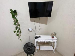 Μια τηλεόραση ή/και κέντρο ψυχαγωγίας στο Minicasa Refúgio da Serra
