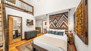 タウンゼンドにあるThe Lodge at Genesis Ranchの大きなベッドとバスルームのある寝室