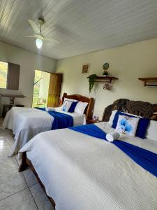 Un dormitorio con dos camas con sábanas azules y blancas. en FLAT 234 Hotel Pedra Rodeadouro, en Bonito 30 fotos más
