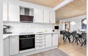 Η κουζίνα ή μικρή κουζίνα στο 4 Bedroom Nice Home In Otterup