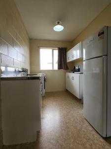 Kuchyň nebo kuchyňský kout v ubytování Cedar Lodge Motel Hamilton