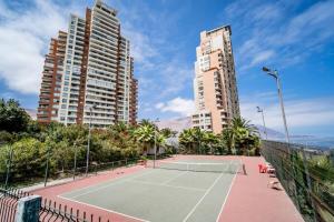 Теннис и/или сквош на территории Hermoso departamento con vista al mar или поблизости