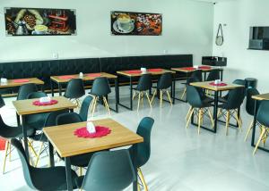 a classroom with tables and chairs with cupcakes on them at Hotel Canaã in Ipirá