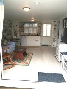 Habitación con cocina y sala de estar. en Lark Rise B&B, en Wangford