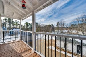 1 Mi to Cranmore Mountain Charming Conway Apt!的阳台或露台