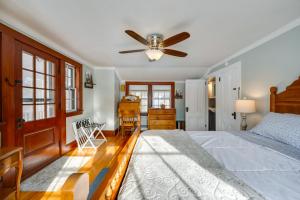 1 Mi to Cranmore Mountain Charming Conway Apt!客房内的一张或多张床位