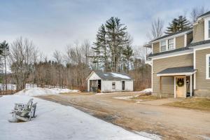 北康威1 Mi to Cranmore Mountain Charming Conway Apt!的车道旁的地面上积雪的房子