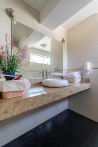 a bathroom with a sink and a large mirror at Departamento en San Isidro, Lima in Lima
