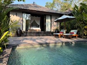 ein Resort mit Pool und Haus in der Unterkunft Boutique KELUK Villa Private Pool & Walk to Bingin Beach in Uluwatu